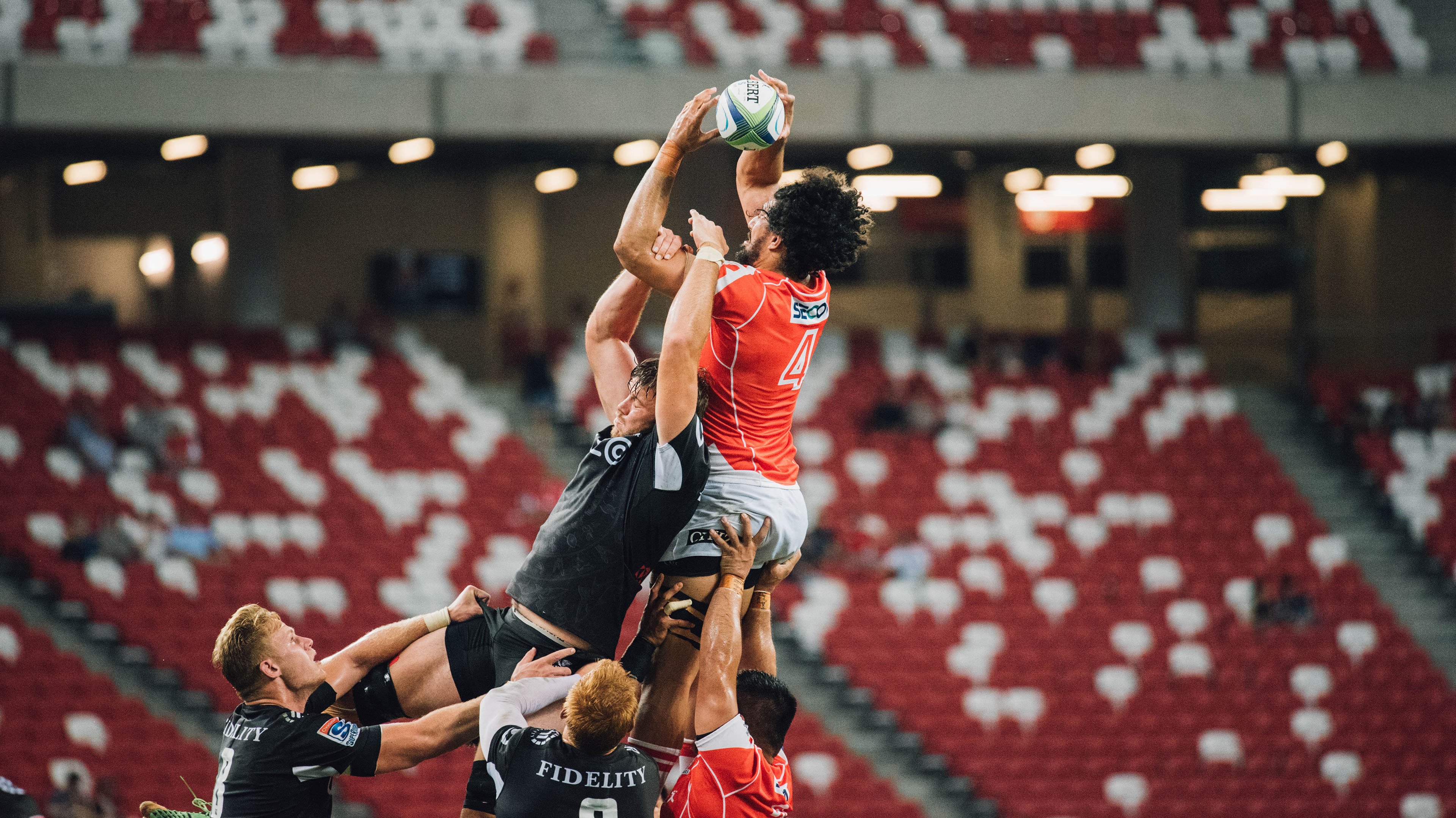 赛道上的逆袭，哈斯车队完胜迈凯伦，塞恩斯惊艳四座的背后故事